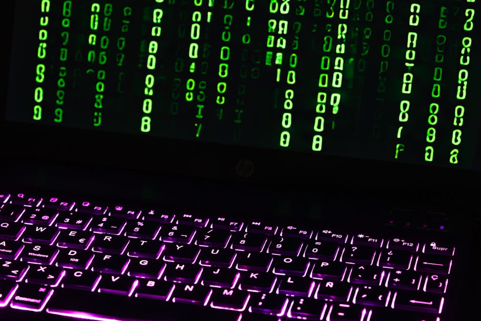 Clavier d'ordinateur avec code vert style Matrix, symbolisant le développement web.