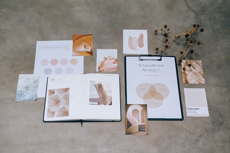 Flat lay d'éléments de branding avec palettes de couleurs et documents de stratégie visuelle.