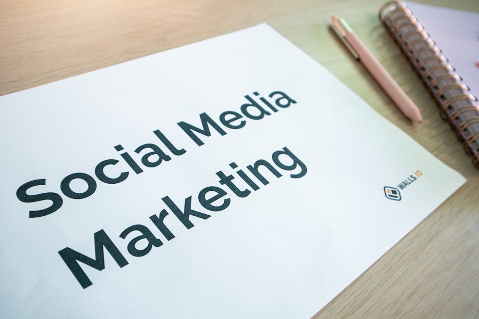 Document de stratégie marketing digital sur un bureau avec stylo et cahier.